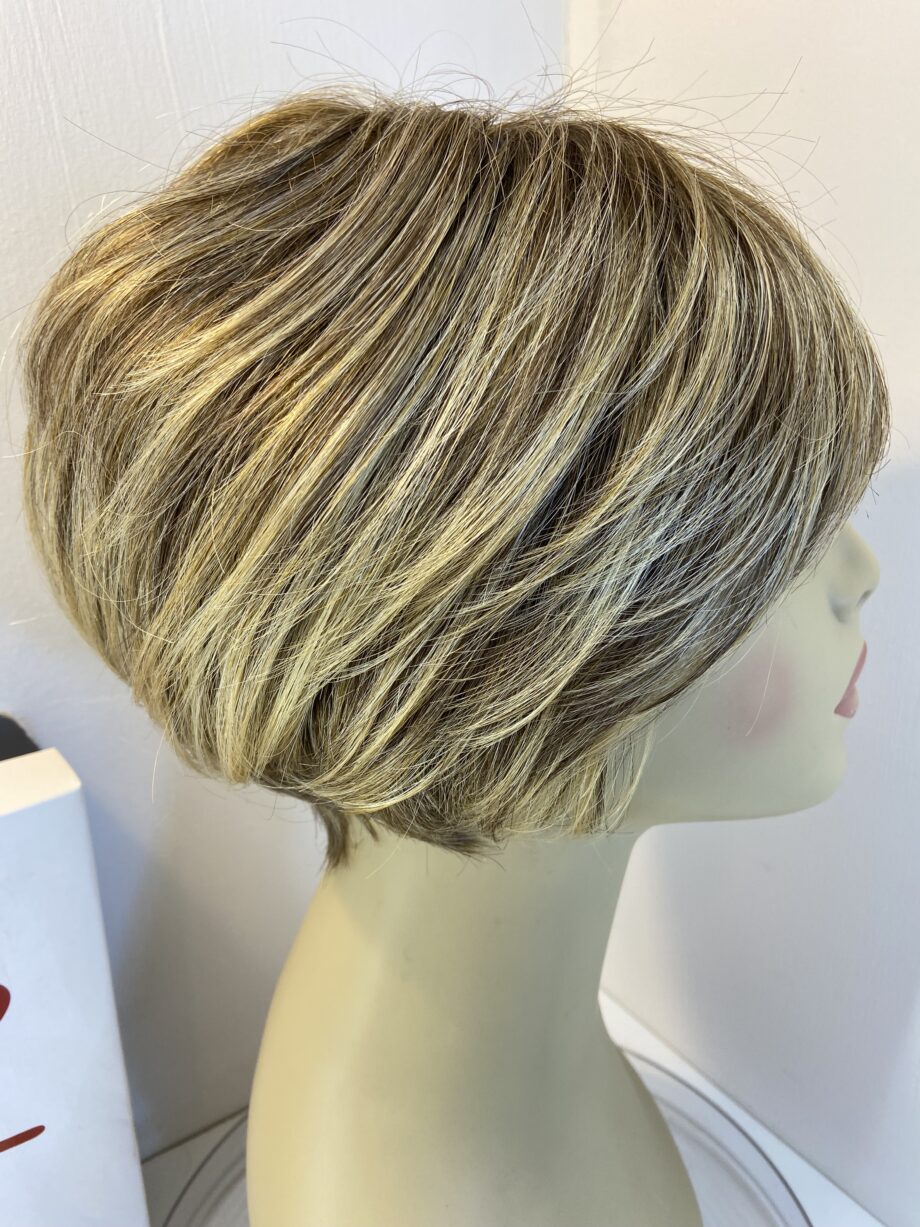 Blonde short wig. BBlss773