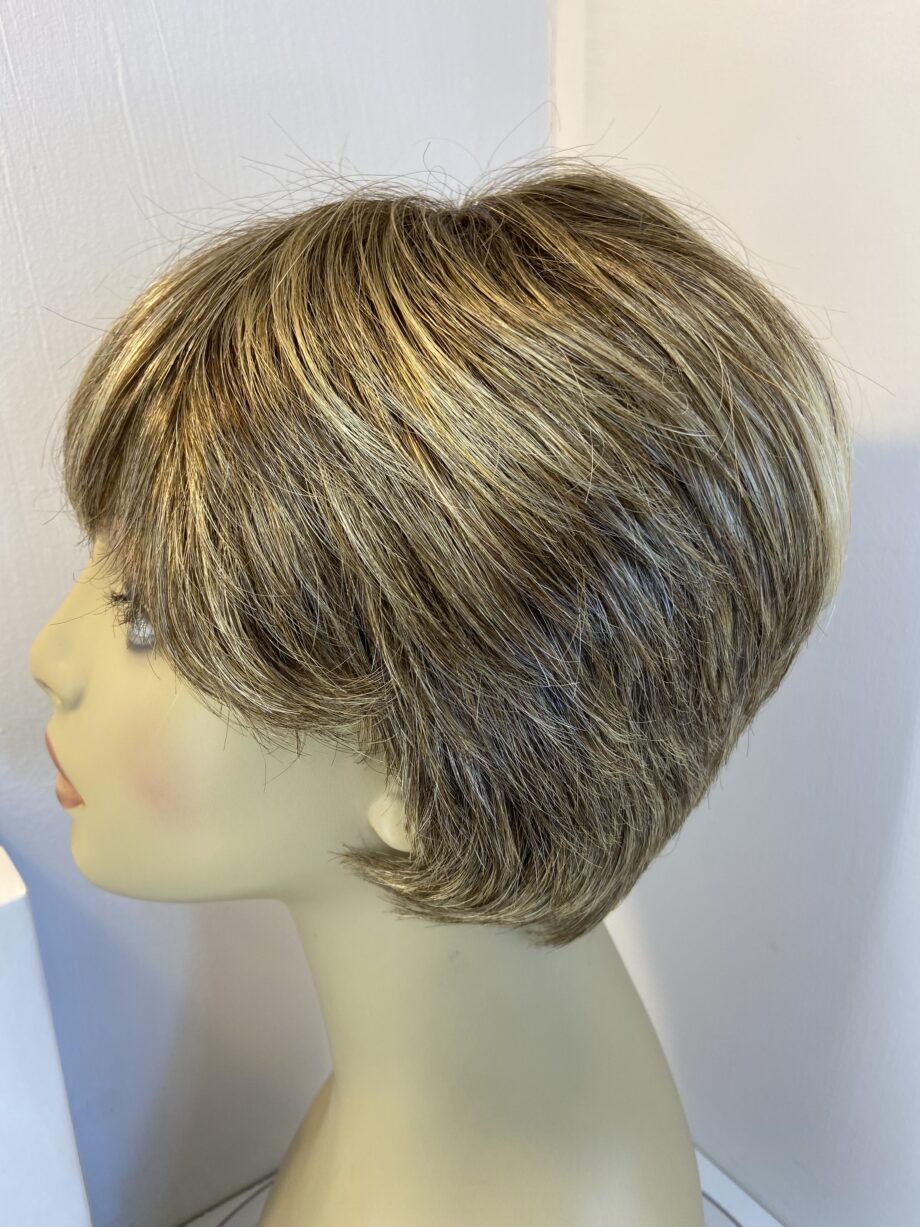 Blonde short wig. BBlss773