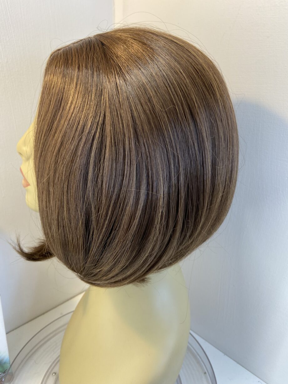 New brown mid length wig. Bbrms776