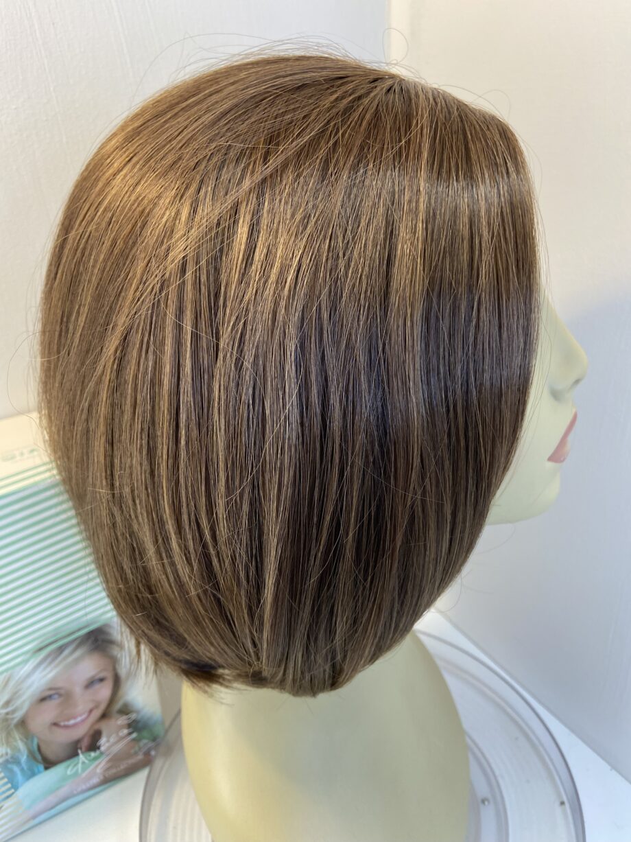New brown mid length wig. Bbrms776