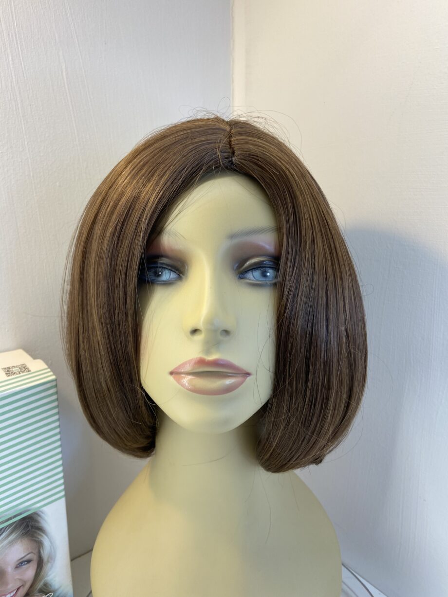 New brown mid length wig. Bbrms776