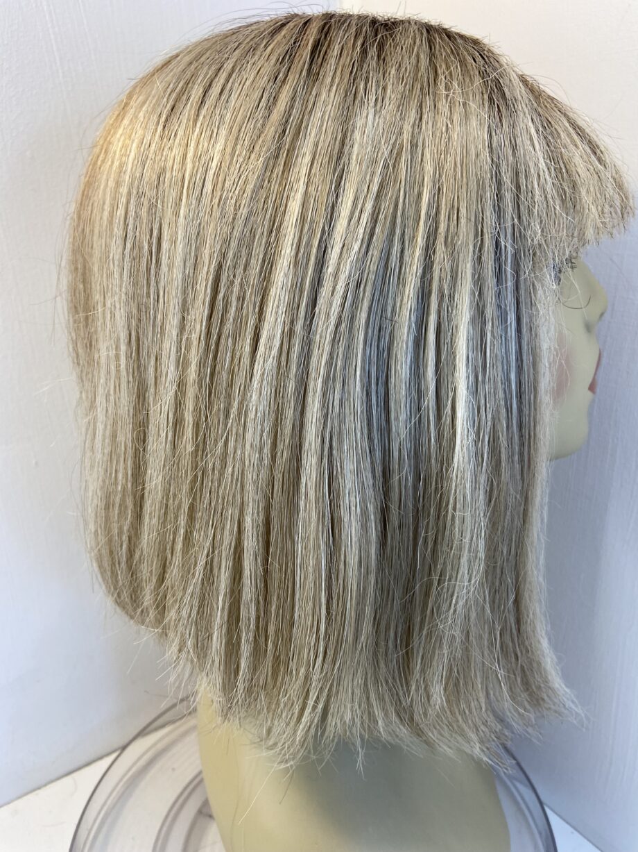 Rooted blonde long wig. Blls502