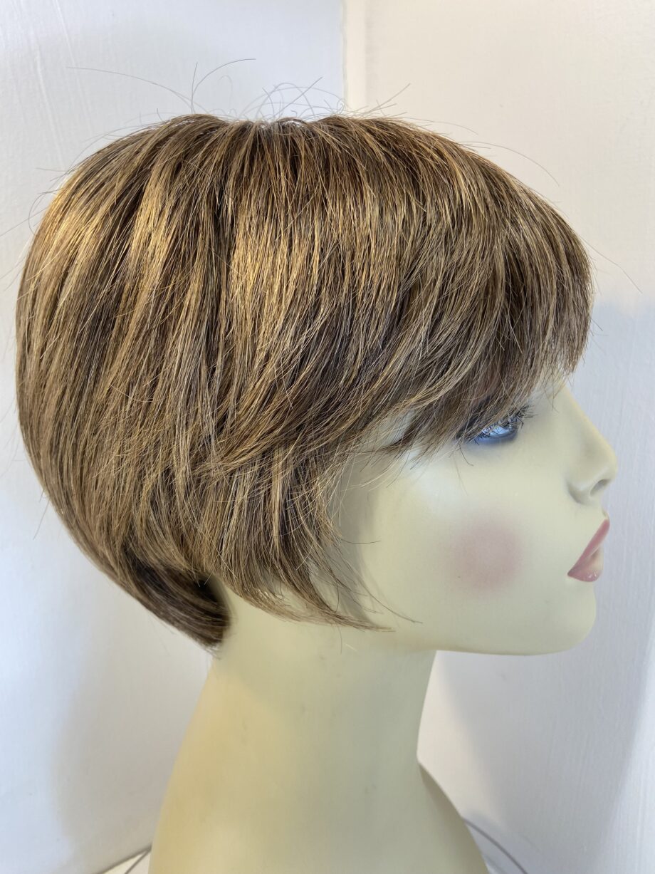 Very stylish light brown wig. Brss504