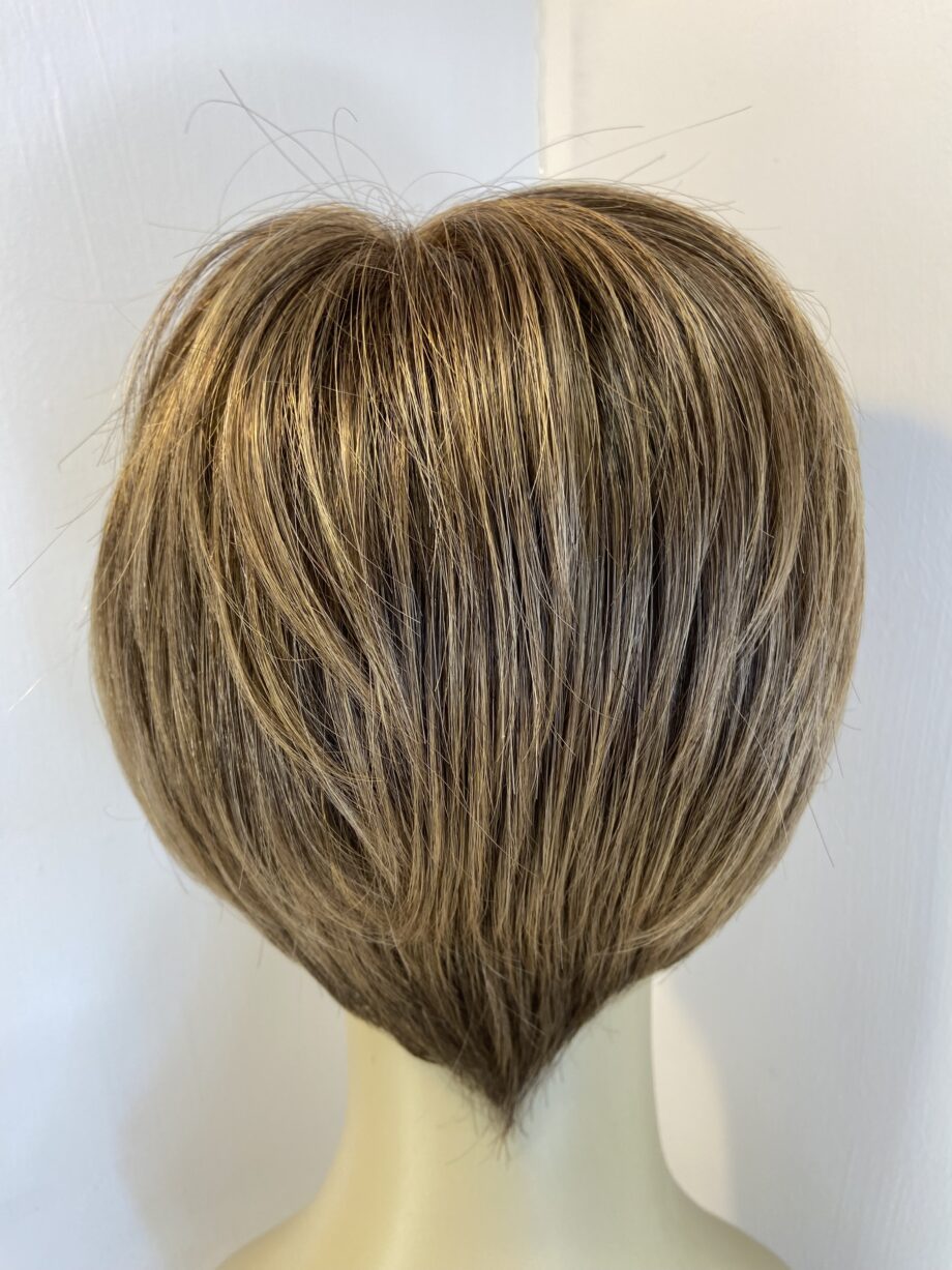 Very stylish light brown wig. Brss504