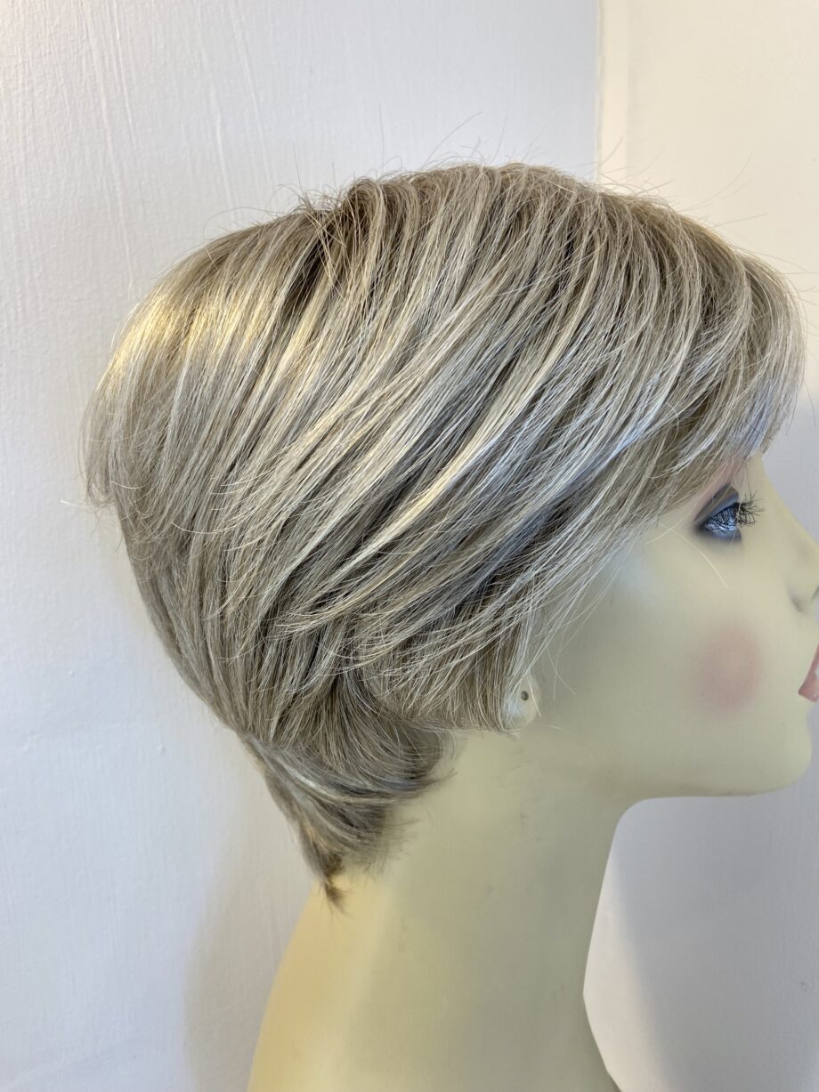 Platinum blonde short wig. Blss507