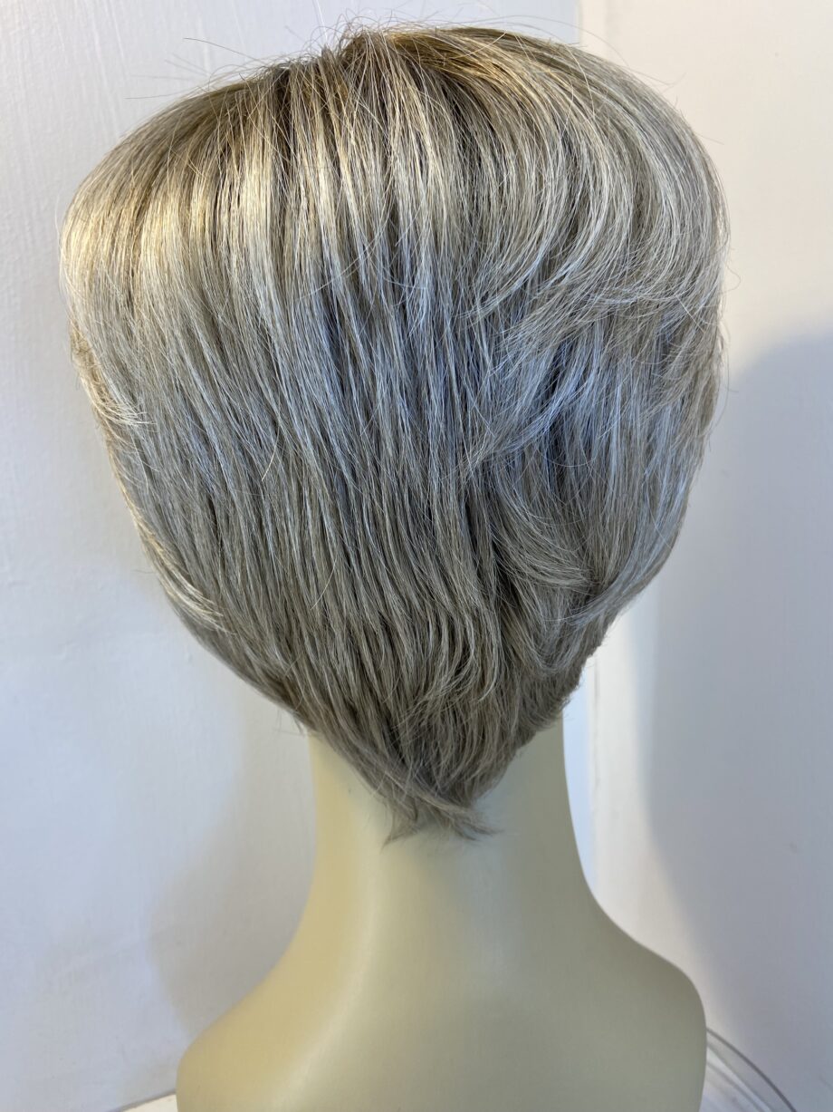 Platinum blonde short wig. Blss507
