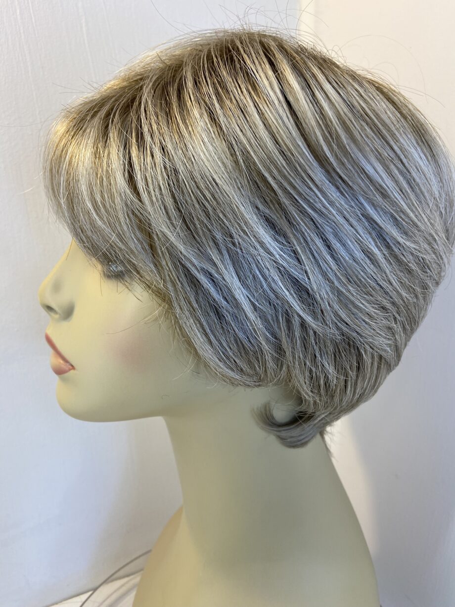 Platinum blonde short wig. Blss507