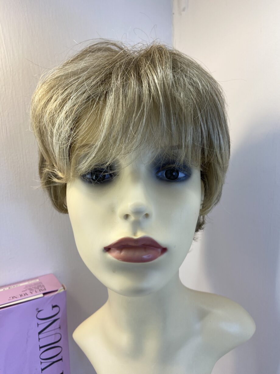 Short blonde stylish wig. Bblss780