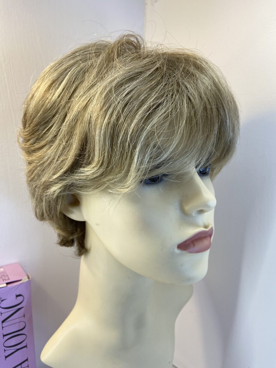 Short blonde stylish wig. Bblss780