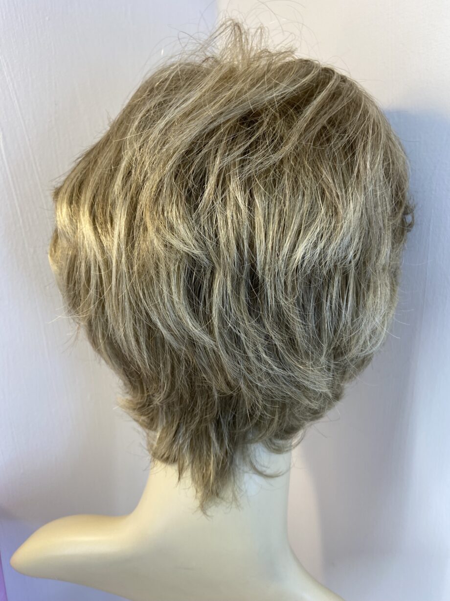 Short blonde stylish wig. Bblss780