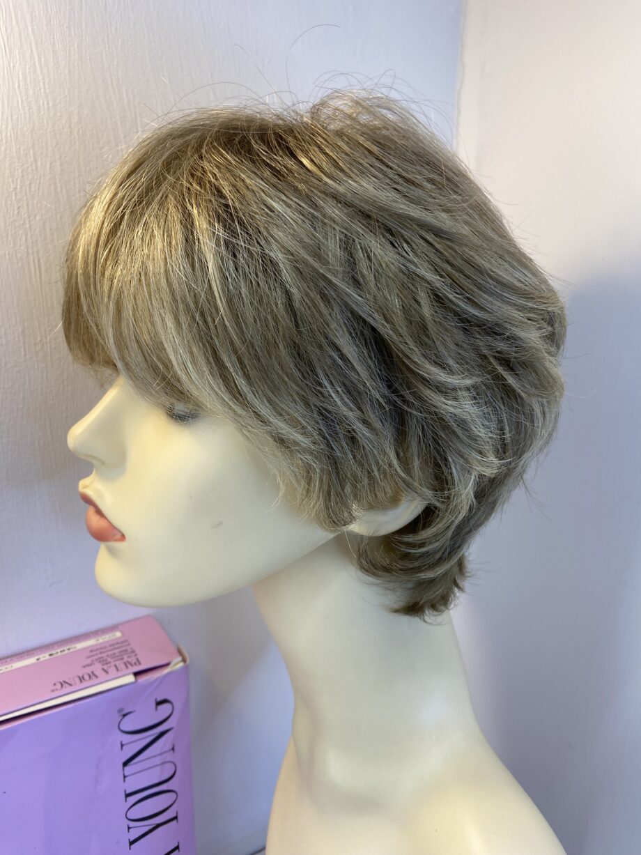 Short blonde stylish wig. Bblss780