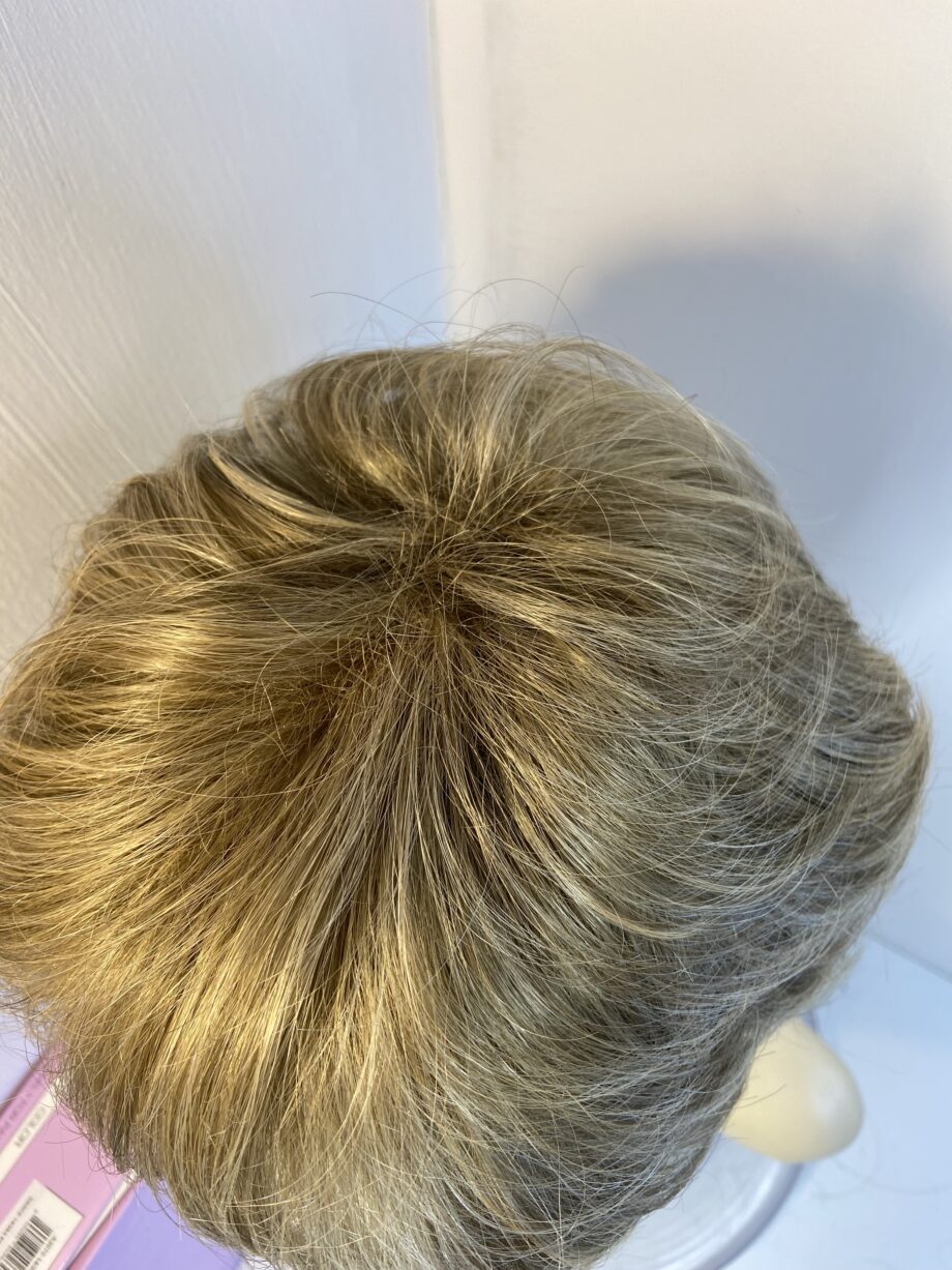 Short blonde stylish wig. Bblss780