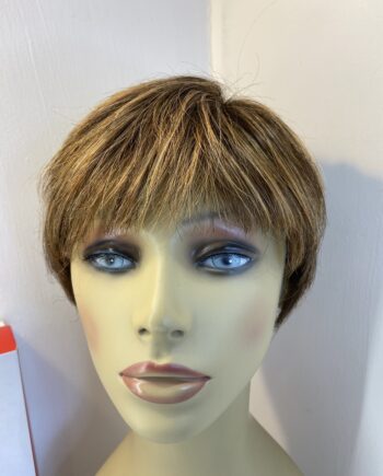 Short brown highlighted wig. Bbrss781