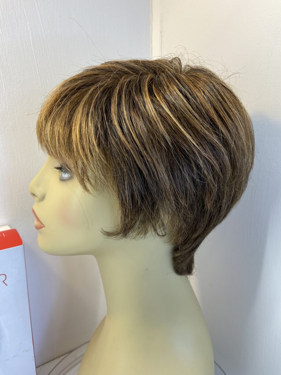 Short brown highlighted wig. Bbrss781
