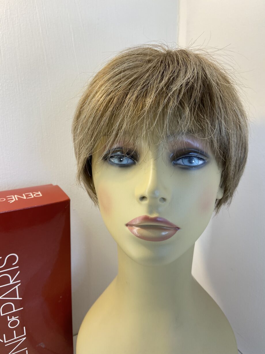 Light brown short wig. Bblss783