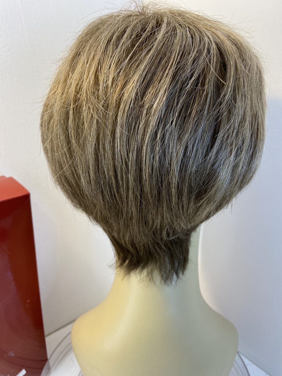 Light brown short wig. Bblss783