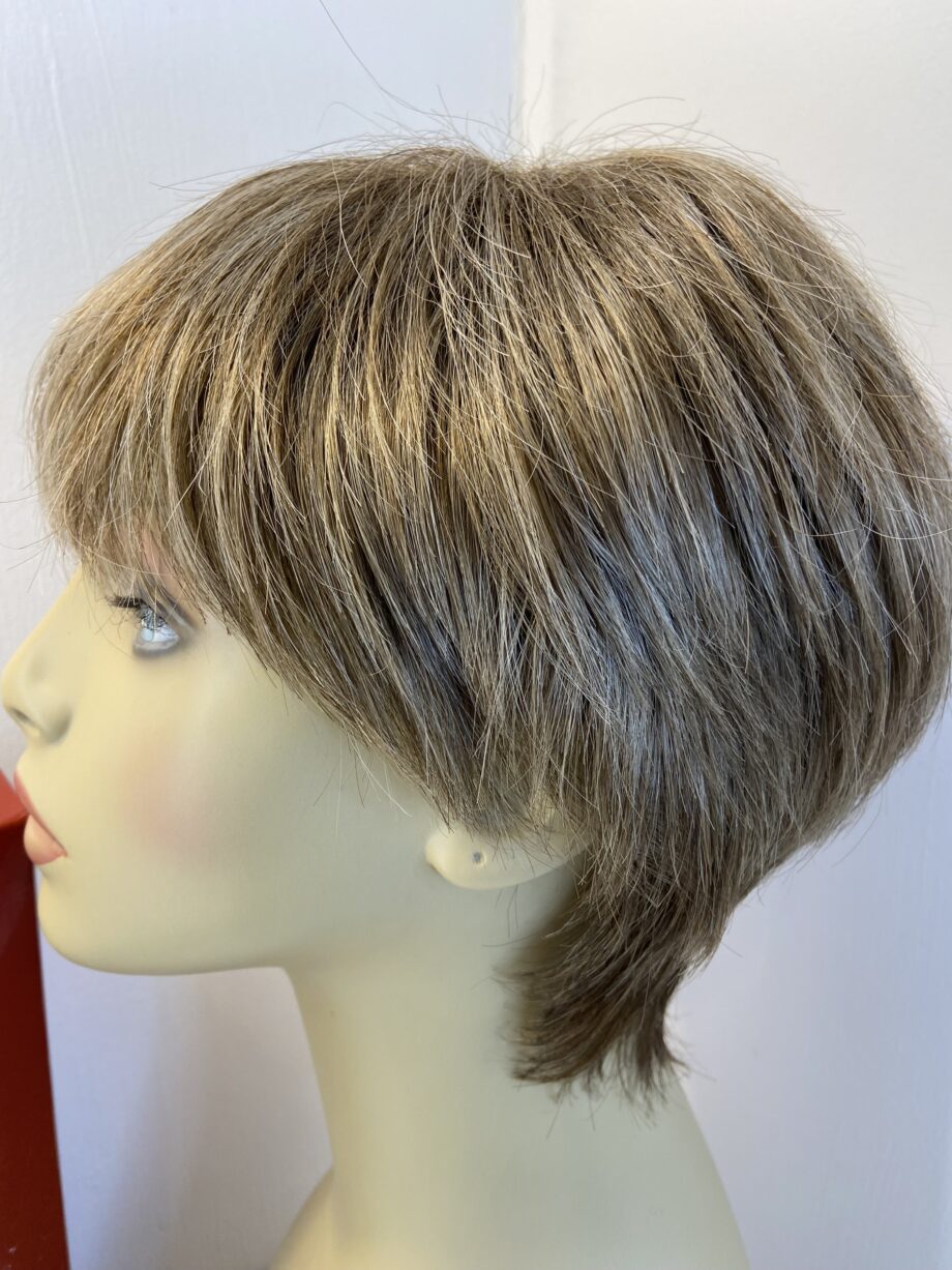 Light brown short wig. Bblss783