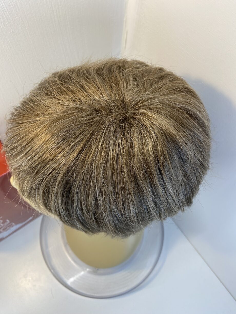Light brown short wig. Bblss783