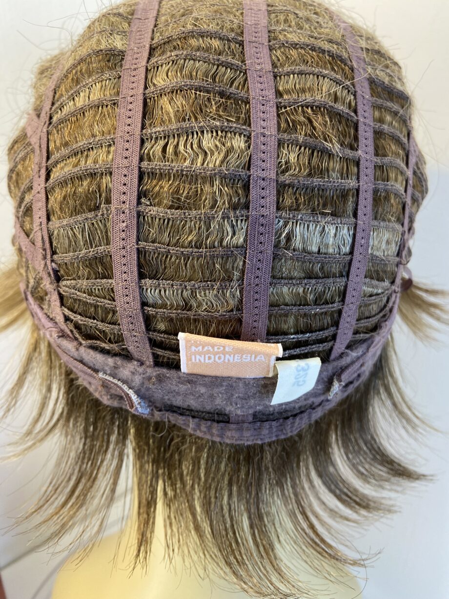 Light brown short wig. Bblss783