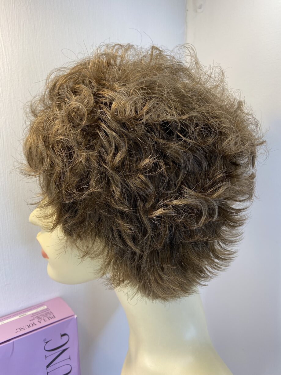 Curly short brown wig. Bbrsc785