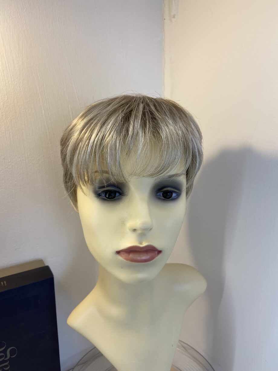 Blonde / grey short natural image wig. Bgss786