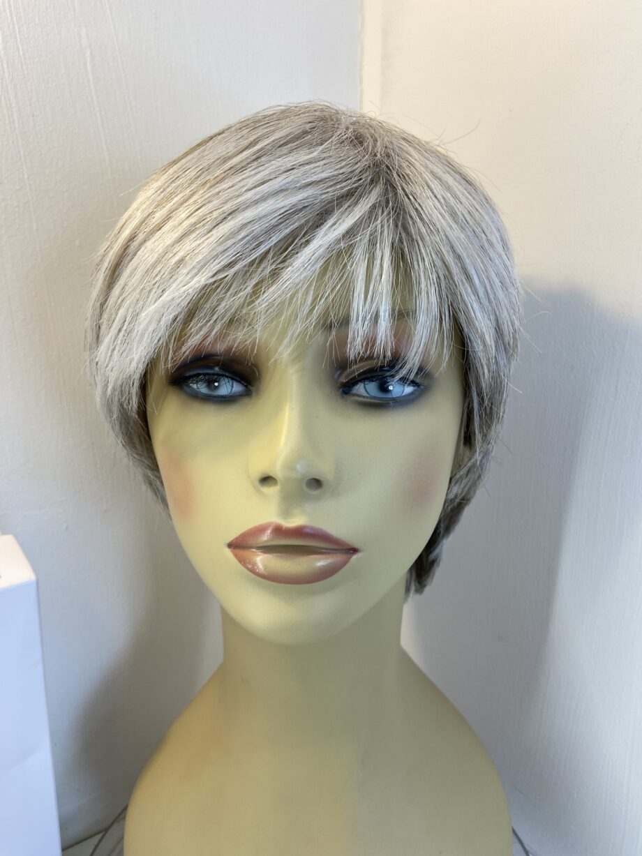Silver grey short Gabor wig. Bgss787