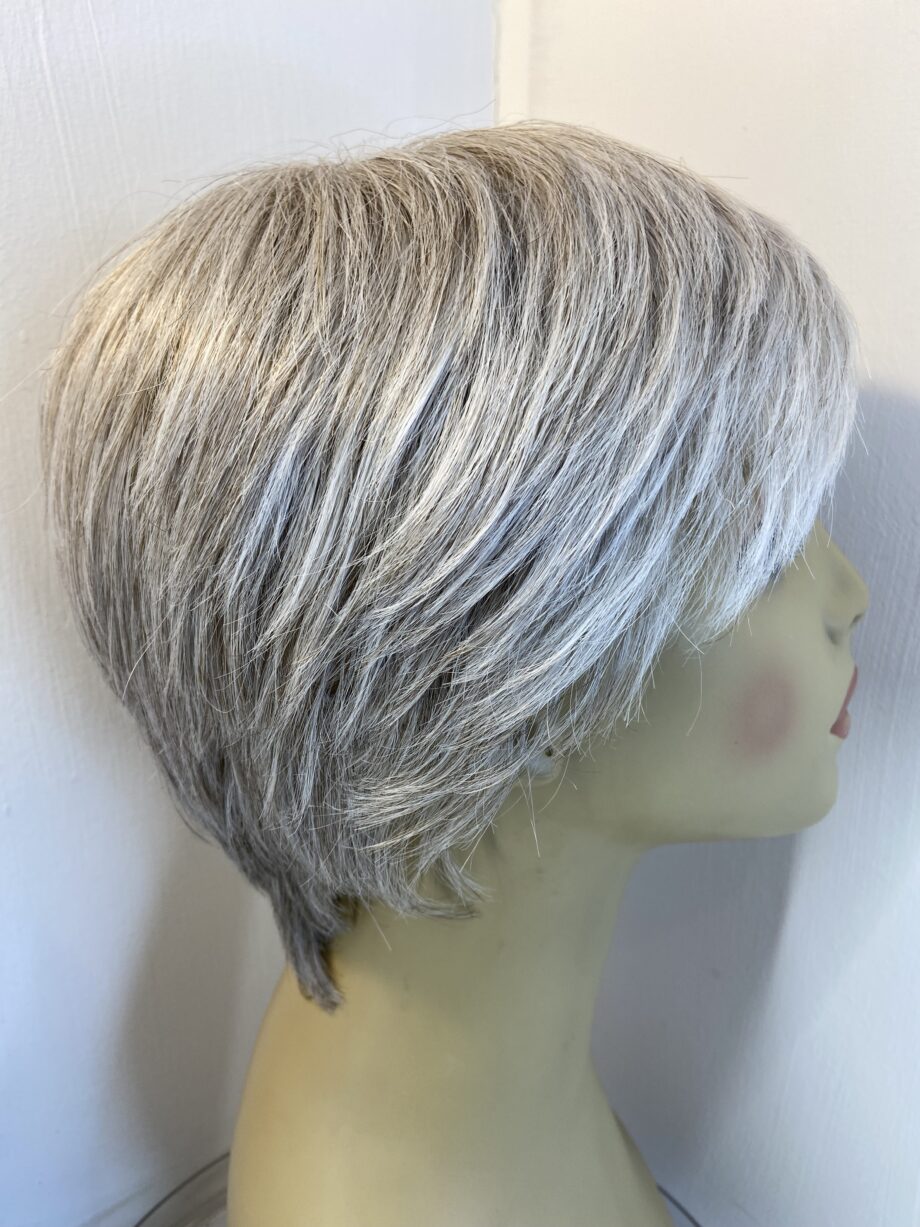 Silver grey short Gabor wig. Bgss787