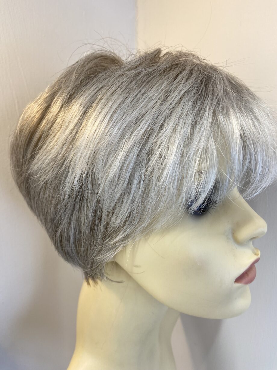 Silver grey short Gabor wig. Bgss788