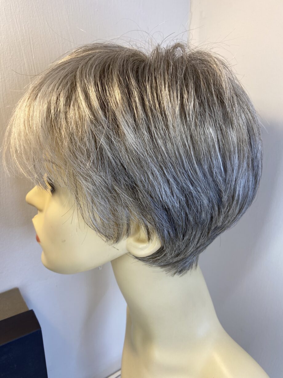 Silver grey short Gabor wig. Bgss788