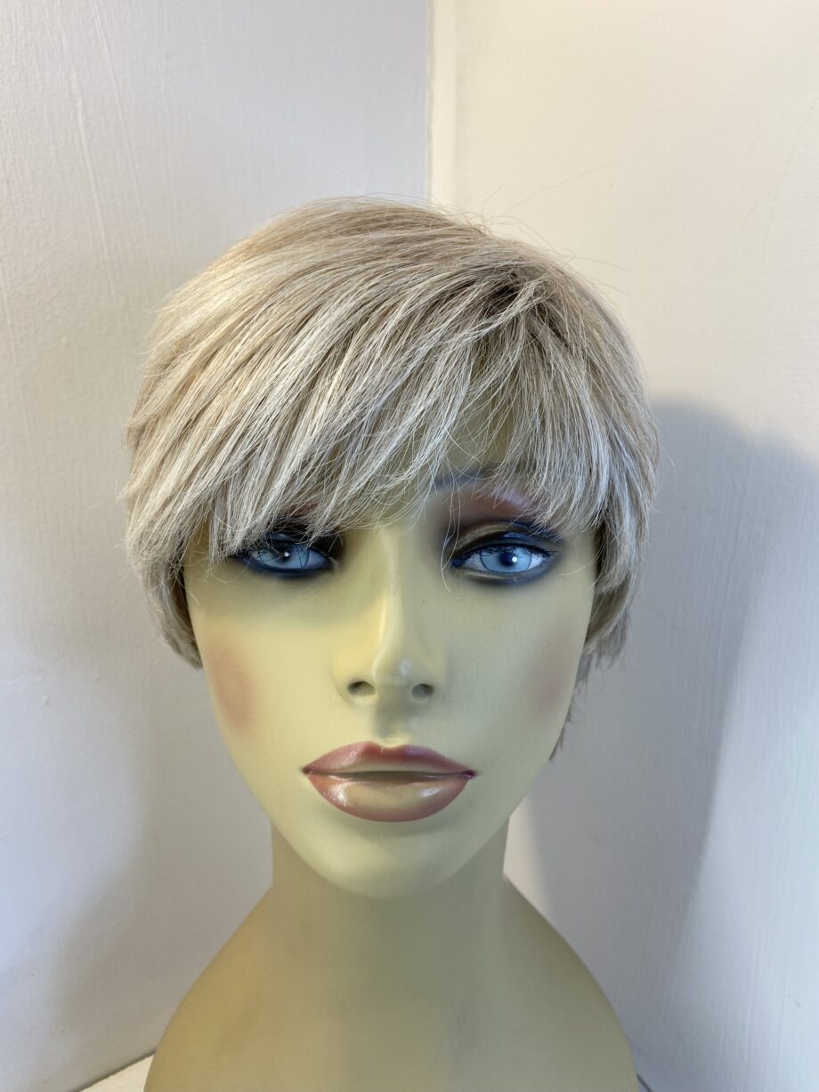Blonde short wig. Gss851