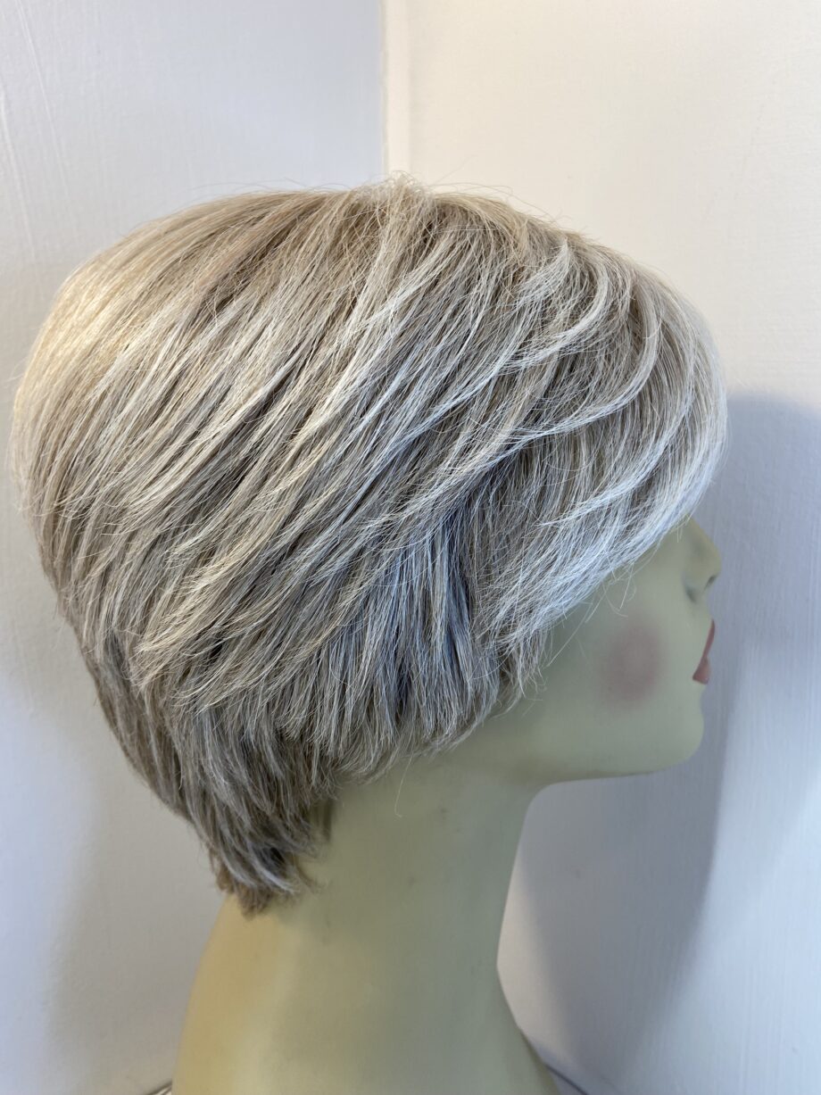Blonde short wig. Gss851