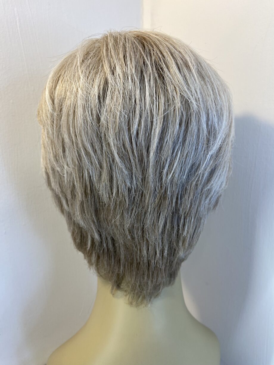Blonde short wig. Gss851