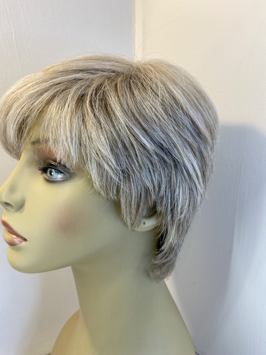 Blonde short wig. Gss851