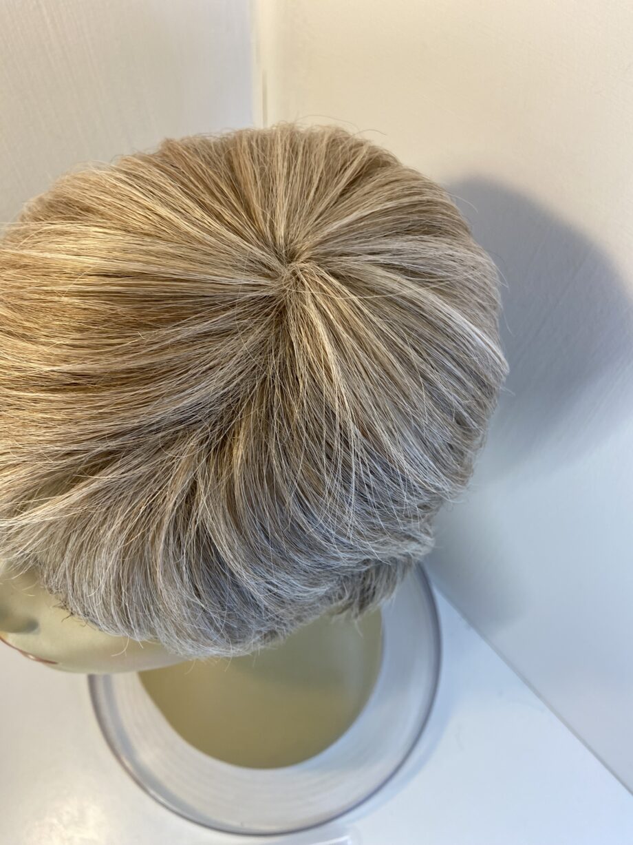 Blonde short wig. Gss851