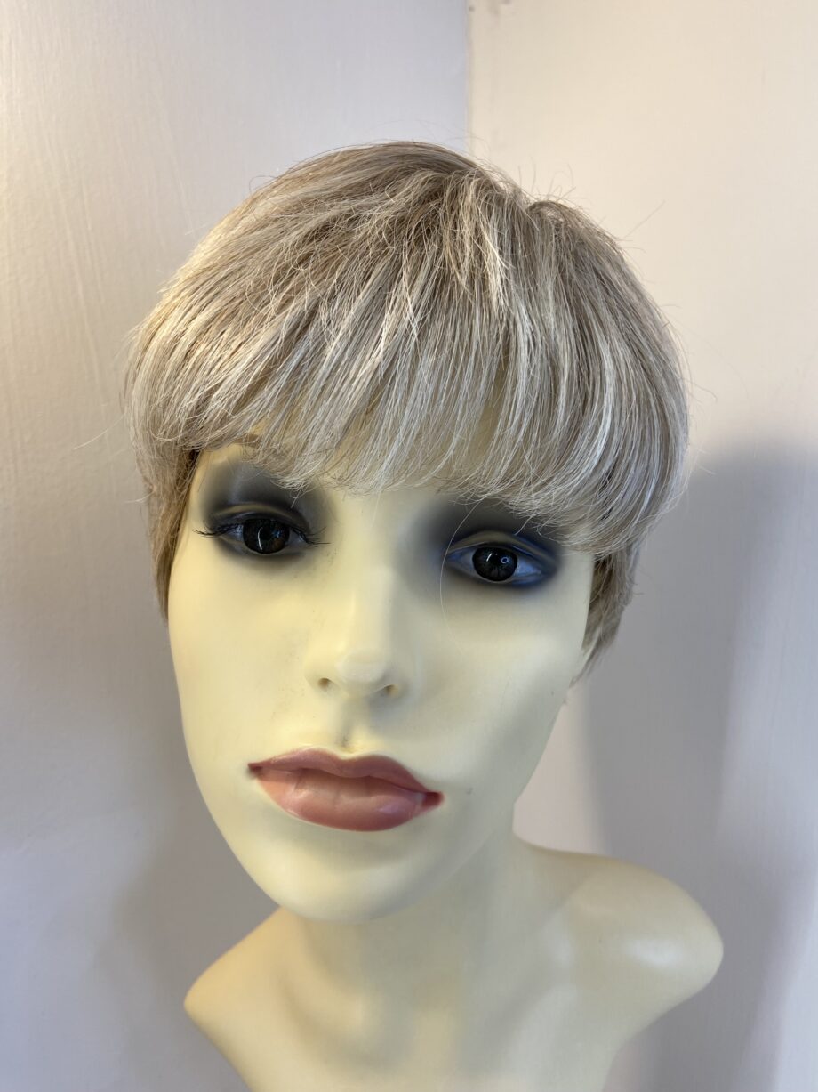 Short blonde designer wig. Blss852