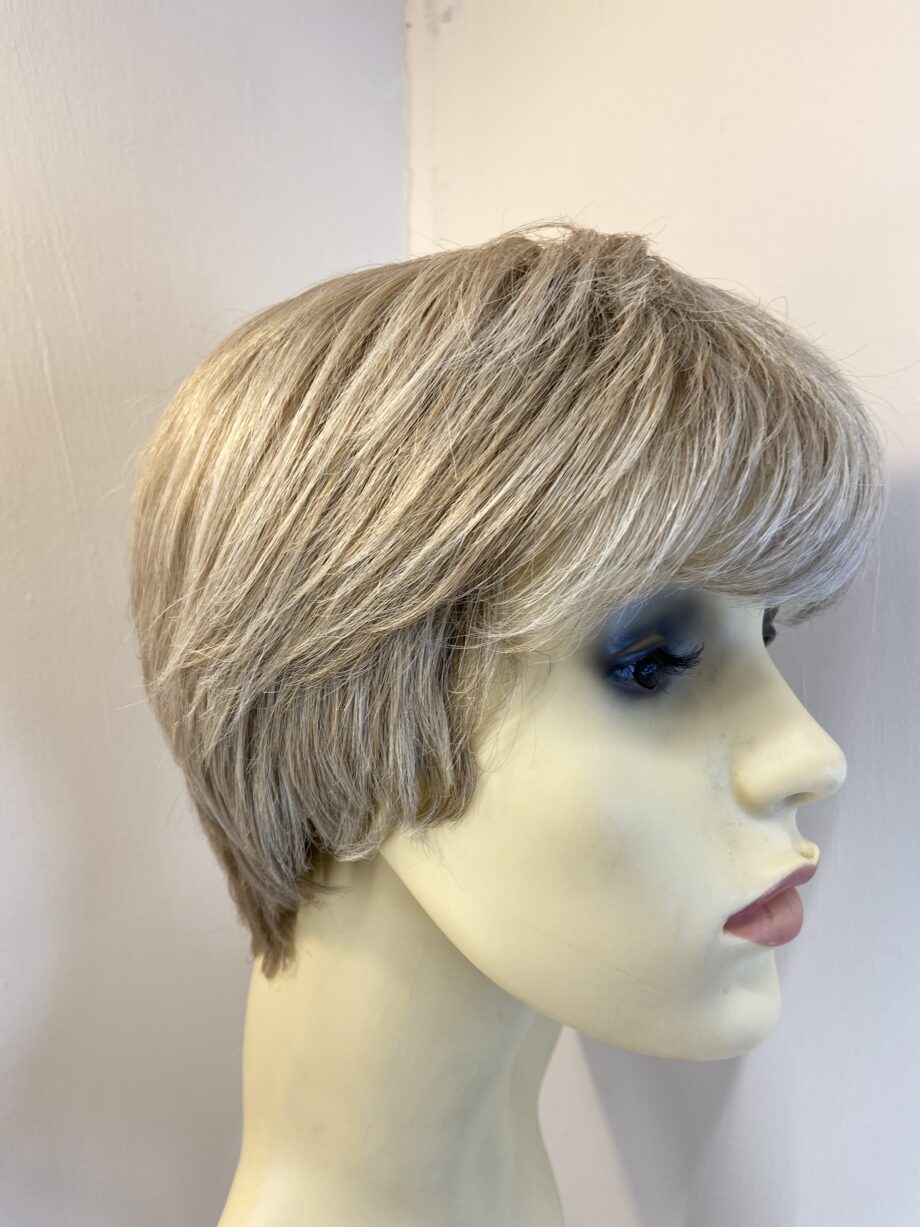 Short blonde designer wig. Blss852