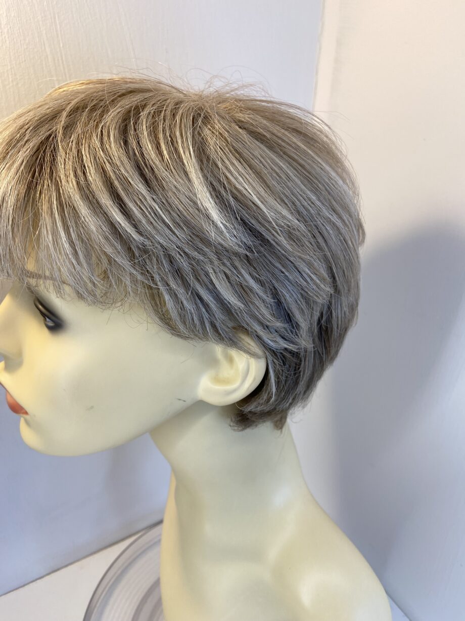 Short blonde designer wig. Blss852