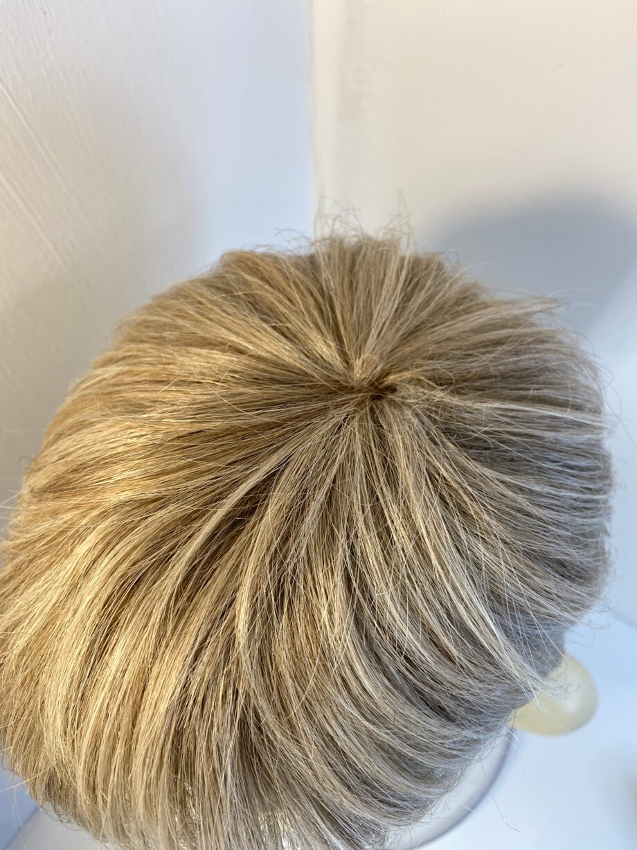 Short blonde designer wig. Blss852