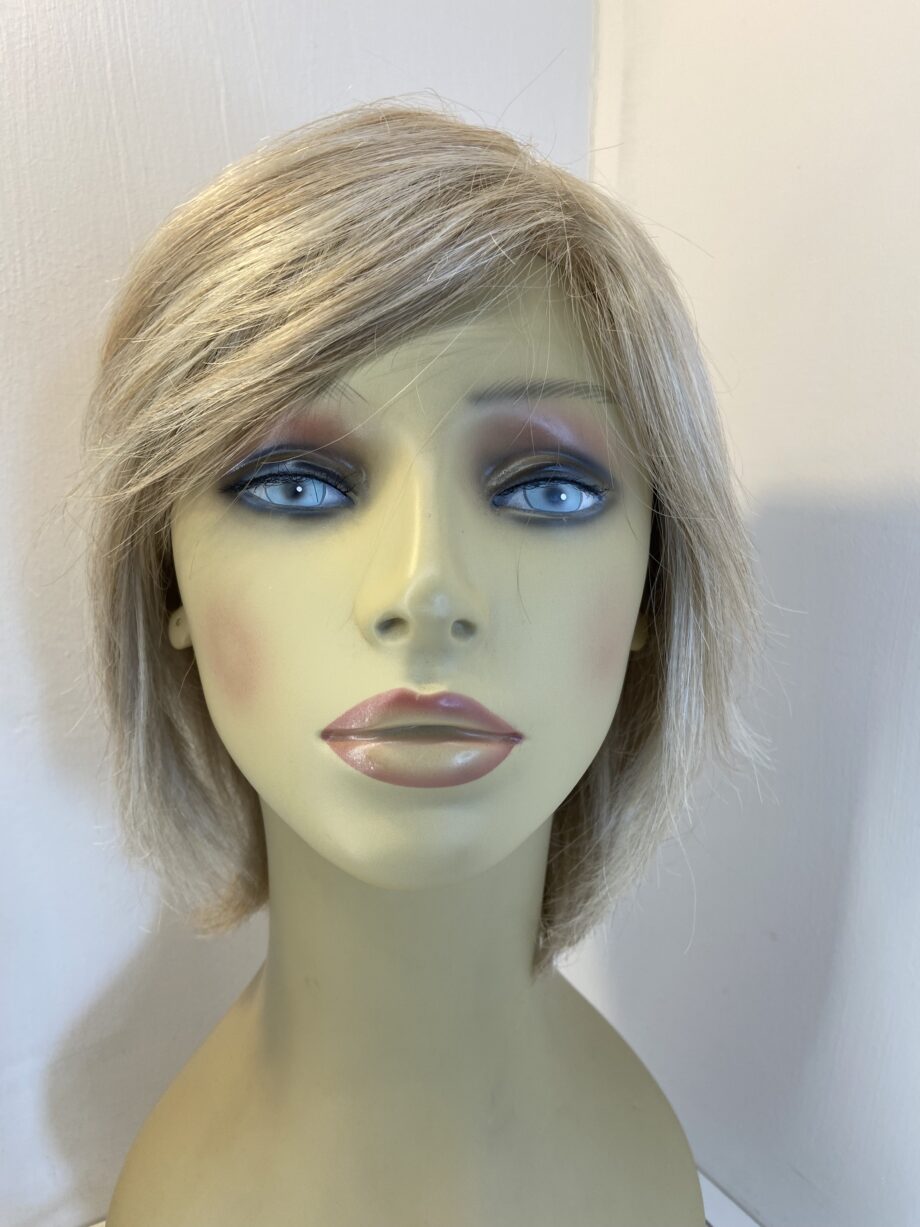 Light blonde highlighted wig. Blls853