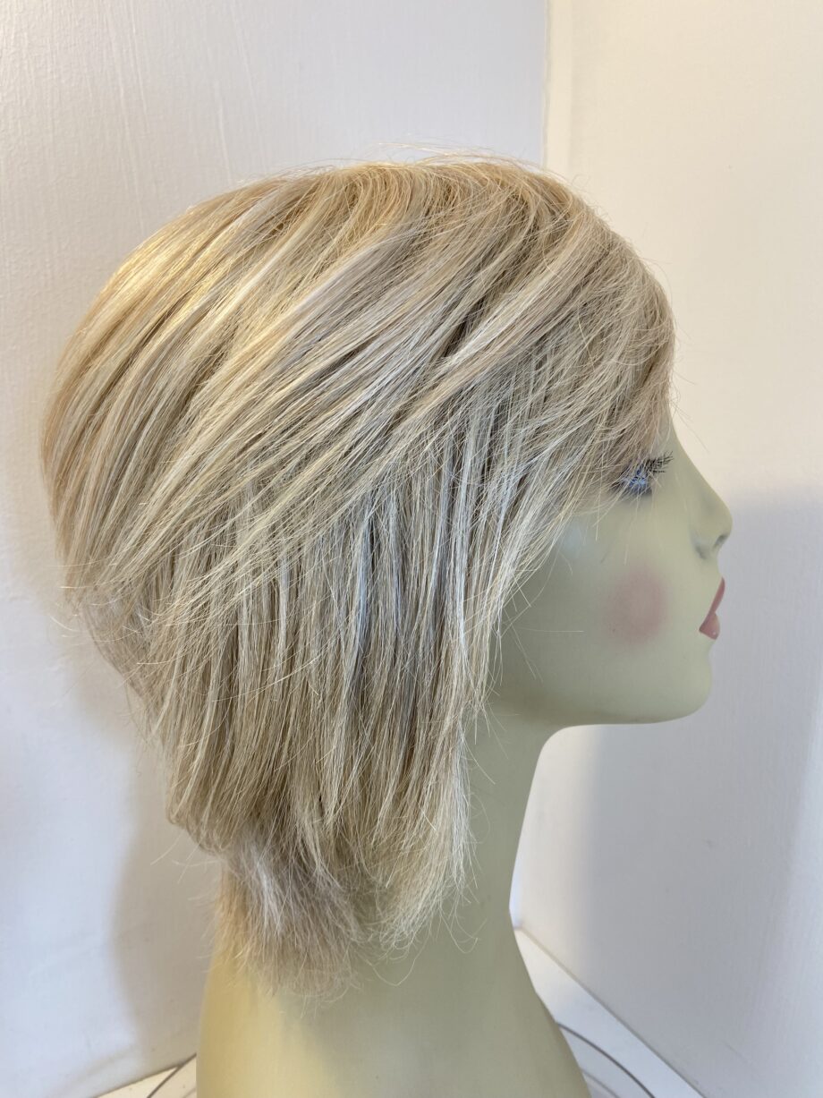 Light blonde highlighted wig. Blls853