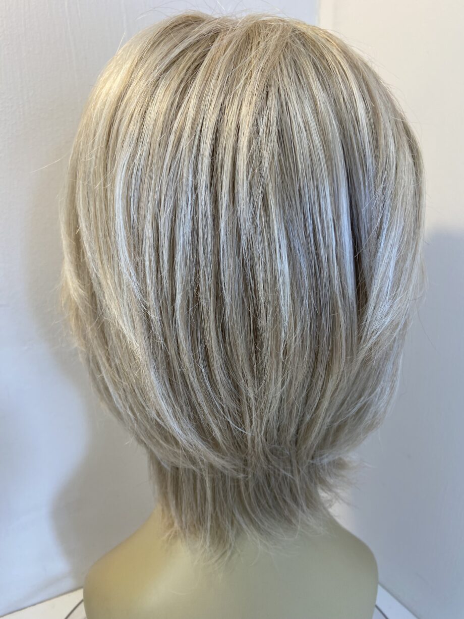 Light blonde highlighted wig. Blls853
