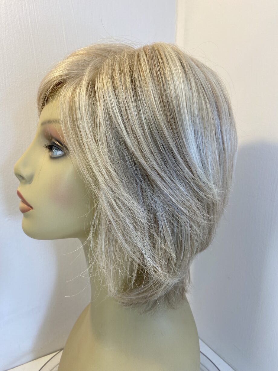 Light blonde highlighted wig. Blls853