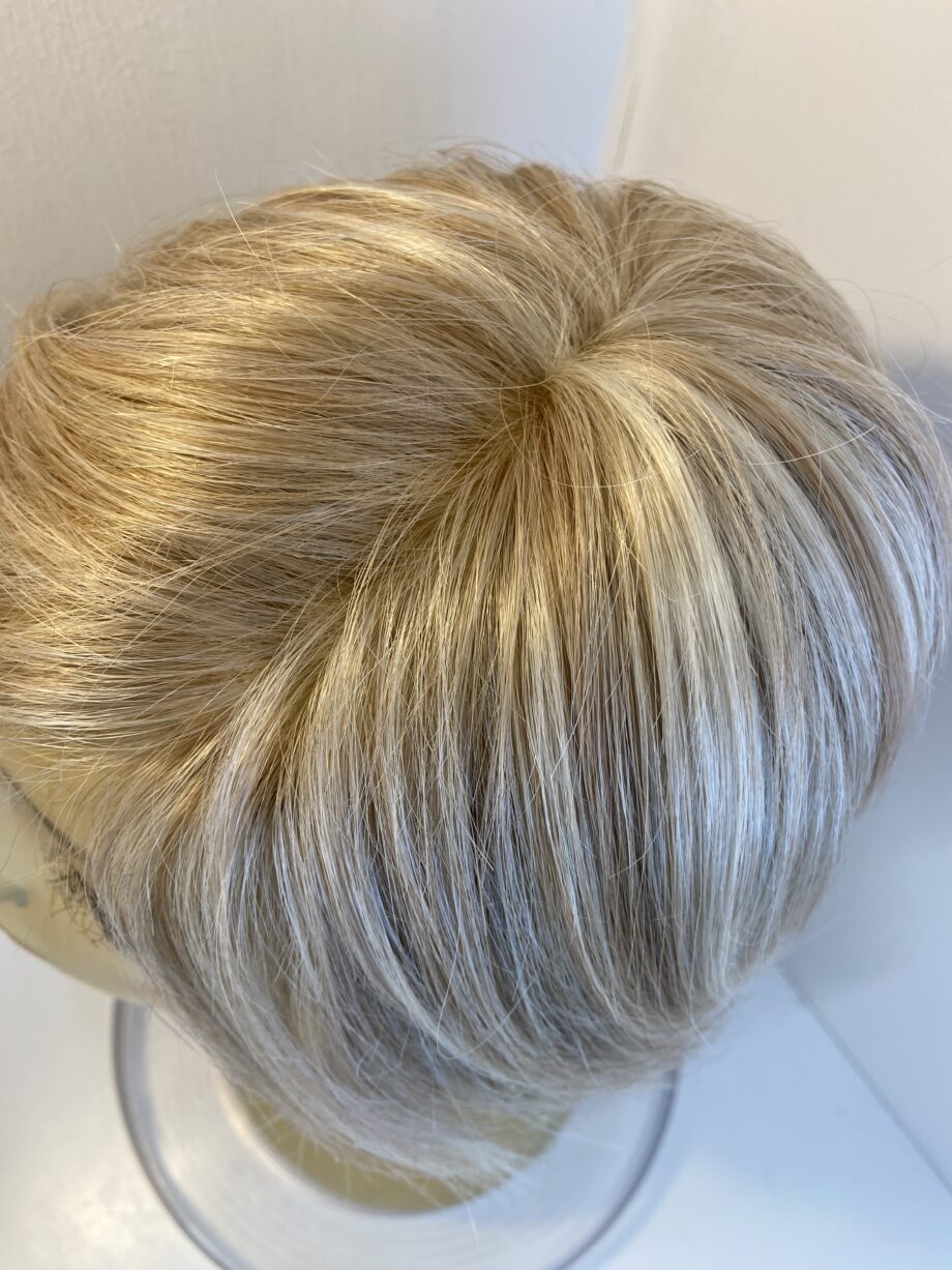 Light blonde highlighted wig. Blls853