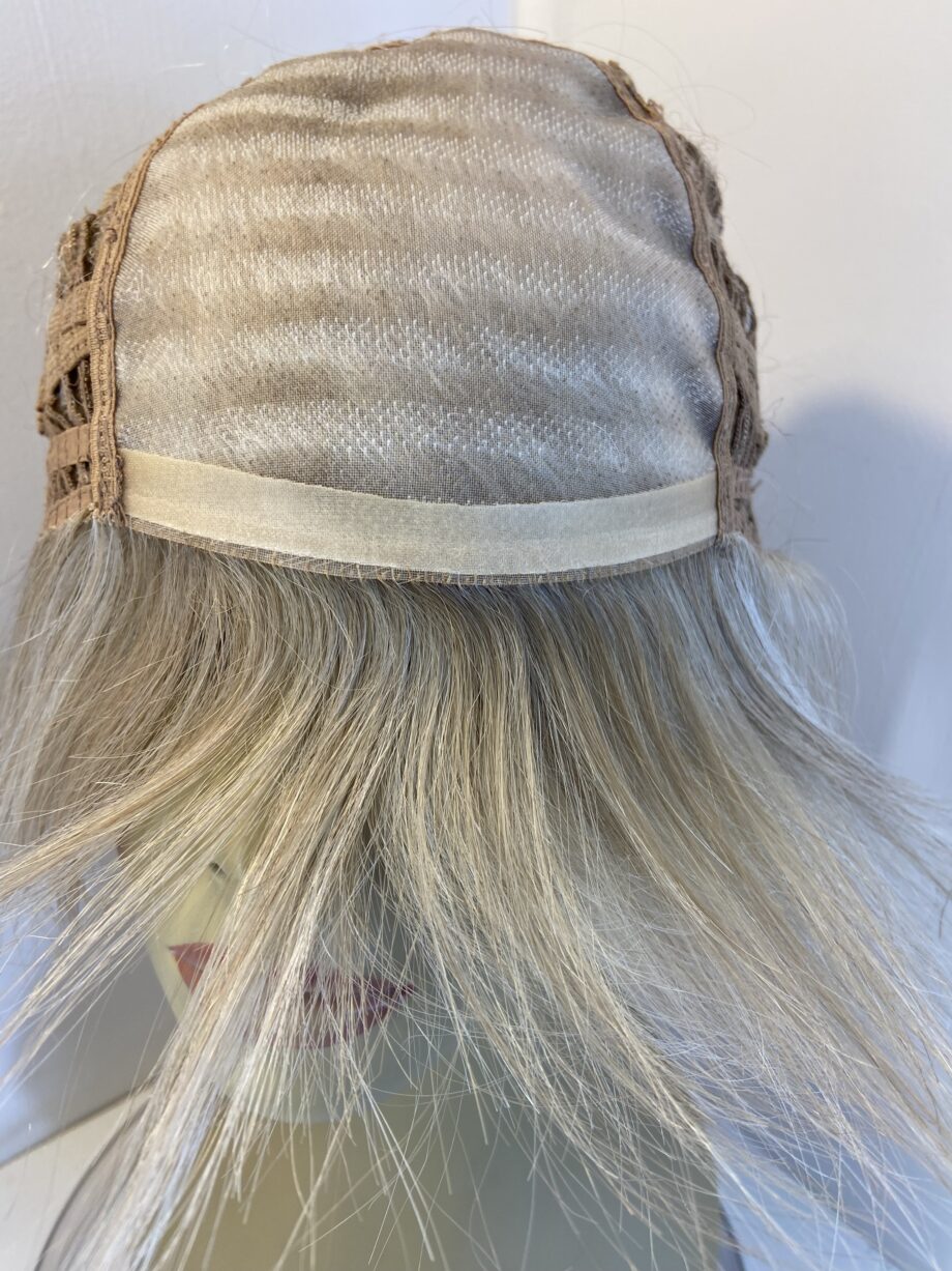 Light blonde highlighted wig. Blls853
