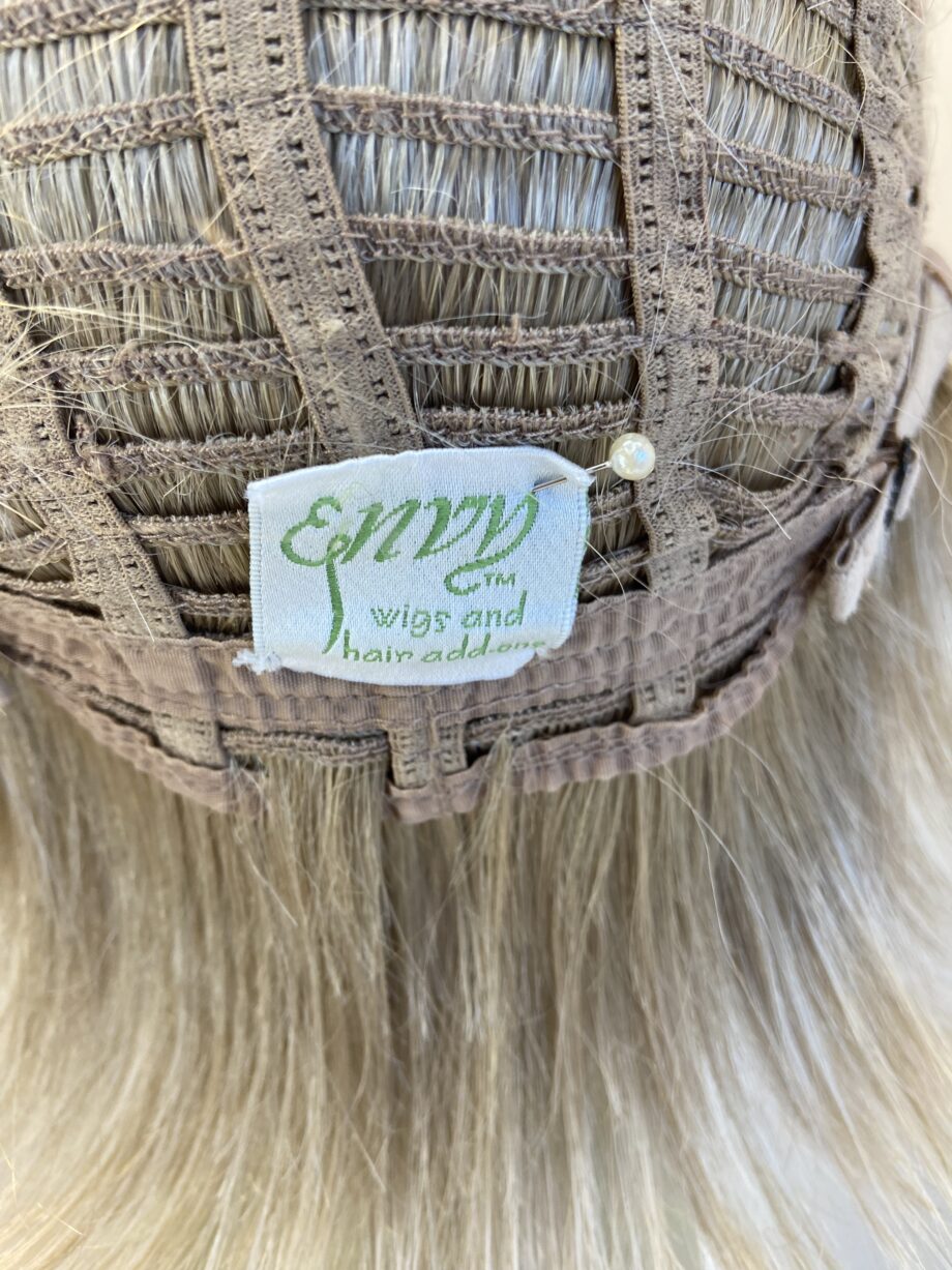 Light blonde highlighted wig. Blls853