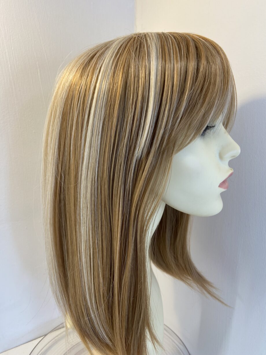 Blonde highlighted long wig. Blls854