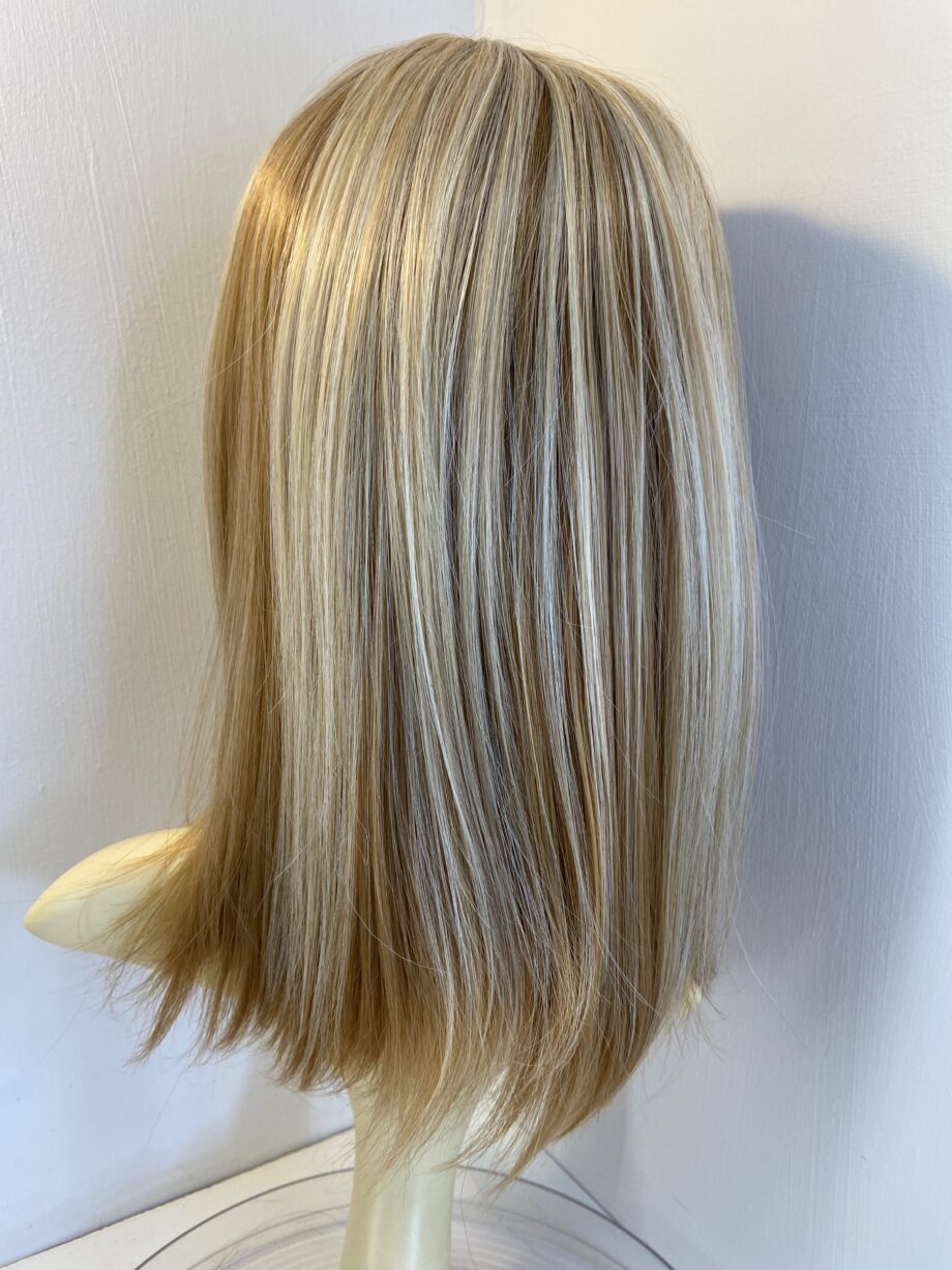 Blonde highlighted long wig. Blls854