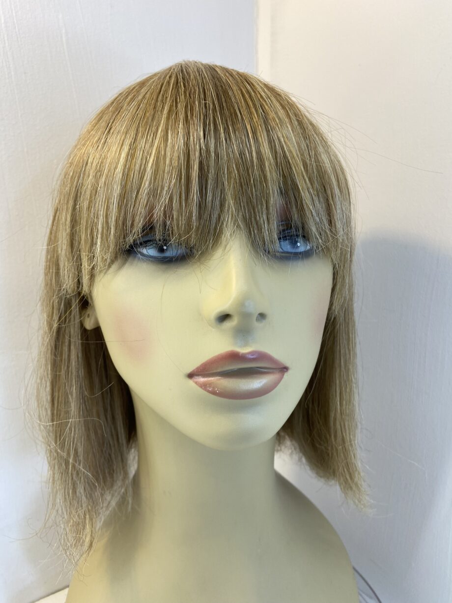 Blonde mid length wig. Blls857