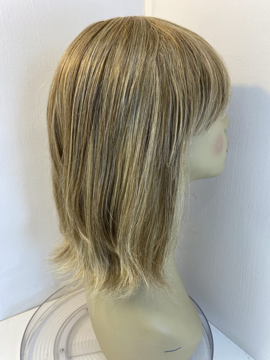 Blonde mid length wig. Blls857