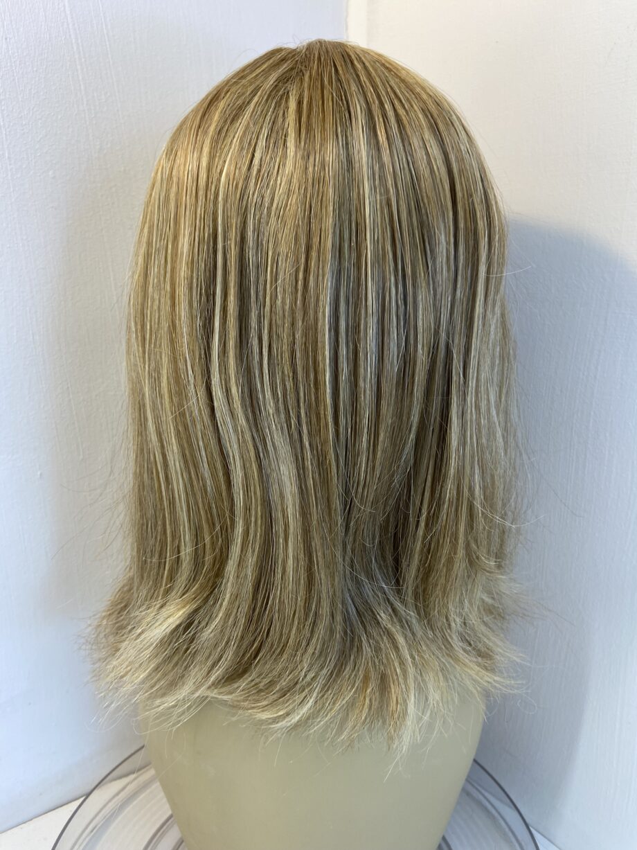 Blonde mid length wig. Blls857